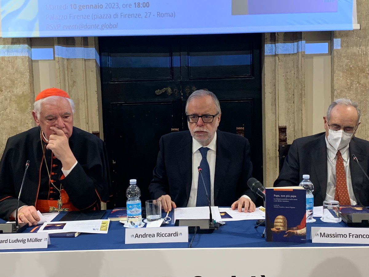 Alcune immagini dalla presentazione di 'Papa, non più papa', ieri, con i curatori Amedeo Feniello e Mario Prignano, il Presidente Andrea Riccardi e il Cardinale Gerhard Ludwig Müller. Moderatore Massimo Franco. Foto di @ViellaEditrice, editore del libro, e @la_dante