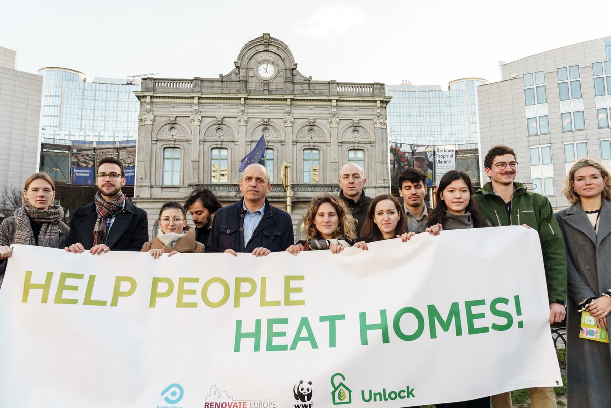PositiveMoneyEU's tweet photo. 📣 We are live from the European Parliament in Brussels asking MEPs to help people heat their homes!
🗣 Help us be heard!
🚀You can join the action too and ask MEPs to #HelpPeopleHeatHomes clicking here 👉https://t.co/eJ8RF6cG4q https://t.co/GCwIDBb6qM