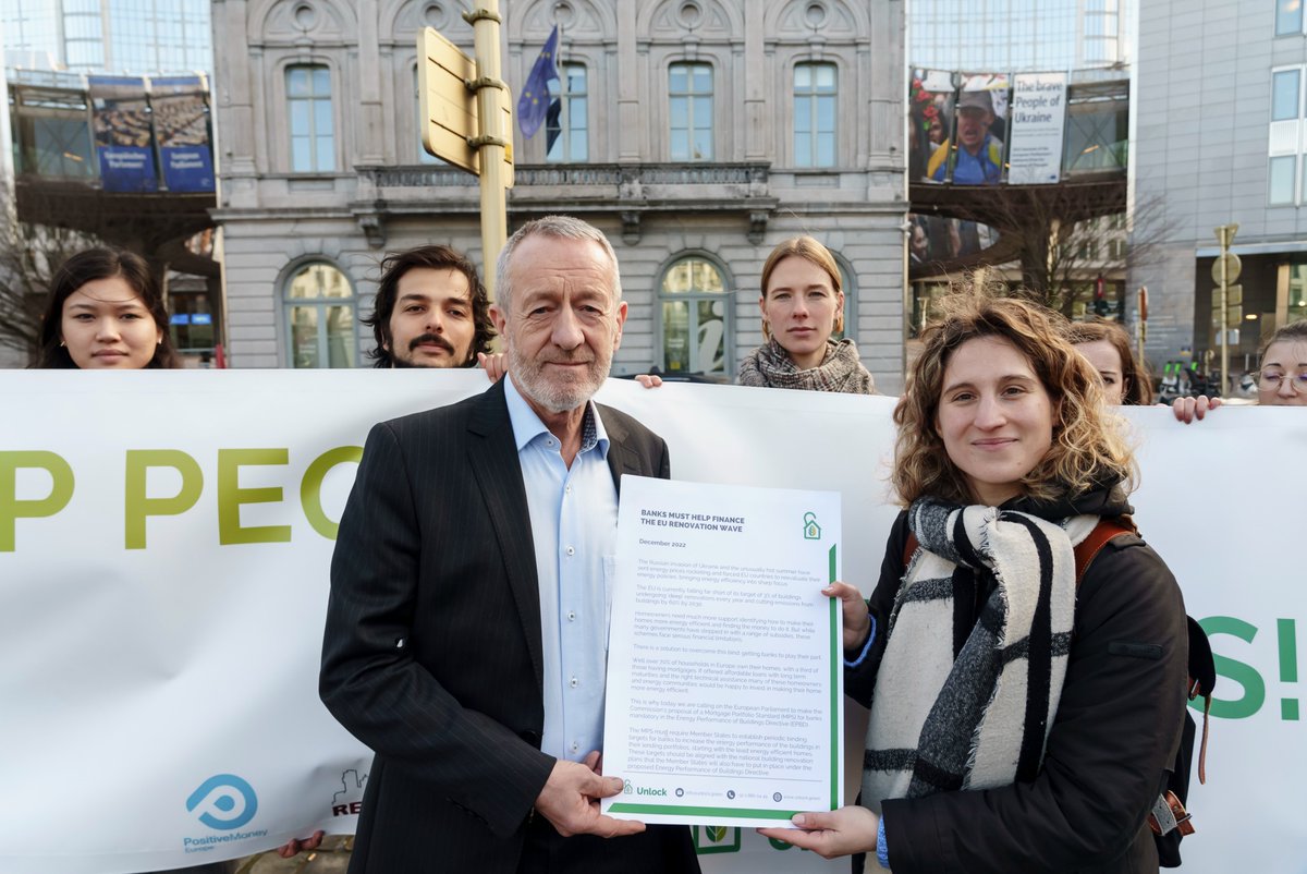 PositiveMoneyEU's tweet photo. 📣 We are live from the European Parliament in Brussels asking MEPs to help people heat their homes!
🗣 Help us be heard!
🚀You can join the action too and ask MEPs to #HelpPeopleHeatHomes clicking here 👉https://t.co/eJ8RF6cG4q https://t.co/GCwIDBb6qM