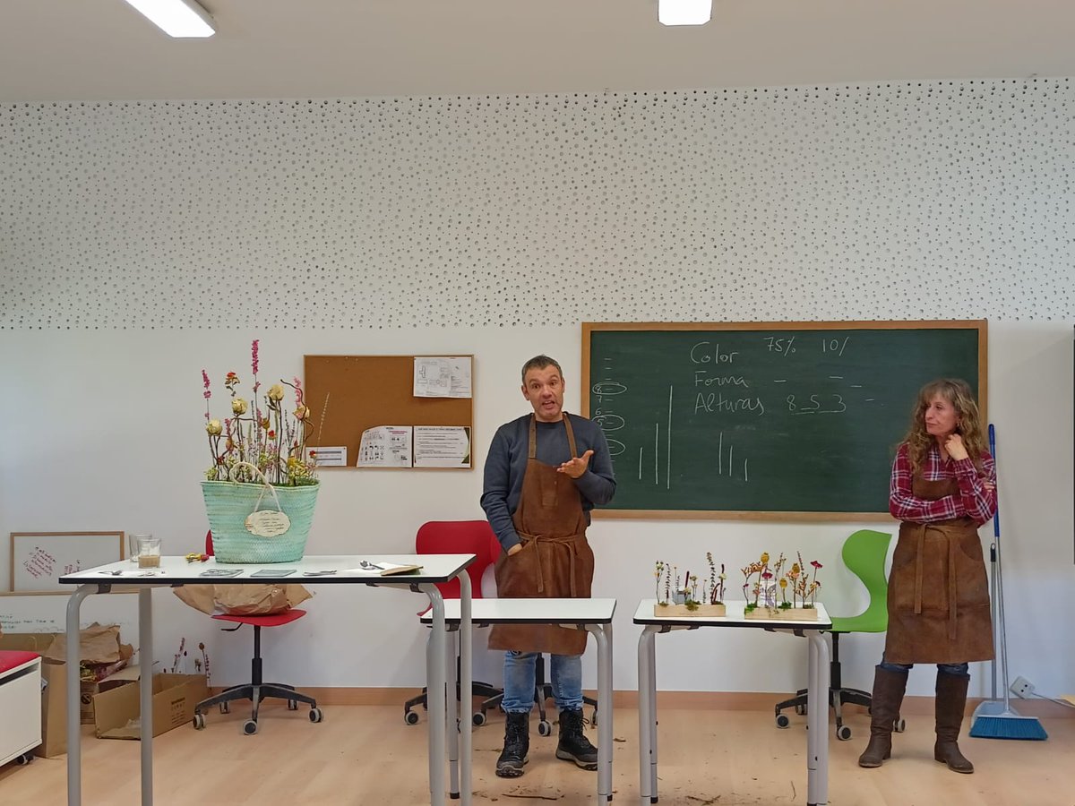 CPIFP_Movera's tweet photo. Ayer, el alumnado de 2ºCFGM Jardinería y Floristería, tuvimos la suerte de compartir la mañana con David, Esmeralda y Jari, de @elbuenjardinero hablando de emprendimiento y flores.
Actividad Promovida por el Aula Profesional de Emprendimiento (APE) @fp_aragon #ape https://t.co/uKMAXC4Nmn