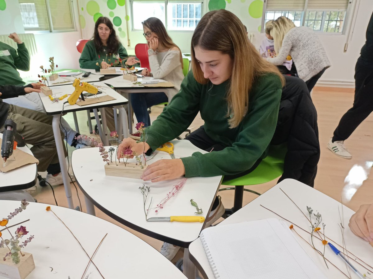 CPIFP_Movera's tweet photo. Ayer, el alumnado de 2ºCFGM Jardinería y Floristería, tuvimos la suerte de compartir la mañana con David, Esmeralda y Jari, de @elbuenjardinero hablando de emprendimiento y flores.
Actividad Promovida por el Aula Profesional de Emprendimiento (APE) @fp_aragon #ape https://t.co/uKMAXC4Nmn