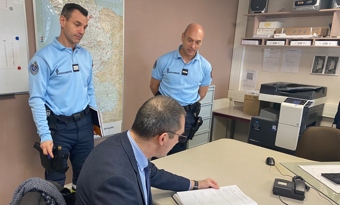 Monsieur Michaël Giraudet, procureur de la République de Coutances, était ce matin dans les locaux de la caserne de gendarmerie de Saint-Lô : contrôle des chambres de sûreté et visa des registres de gardes-à-vue. Mais aussi moment privilégié d'échanges avec les OPJ des unités.