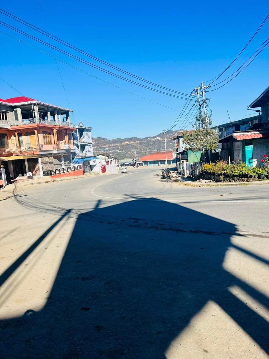 ThomasVLinge's tweet image. #Myanmar 🇲🇲: empty streets in the #Chin state capital of #Hakha today as the entire city is on strike in protests of yesterday's junta airstrikes on a #CNF resistance camp on the Indian border.

#WhatsHappeninglnMyanmar