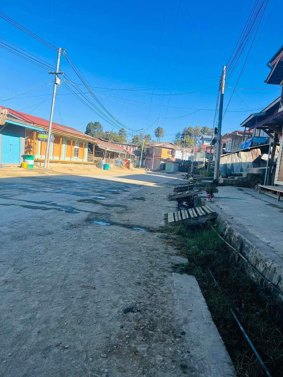 ThomasVLinge's tweet image. #Myanmar 🇲🇲: empty streets in the #Chin state capital of #Hakha today as the entire city is on strike in protests of yesterday's junta airstrikes on a #CNF resistance camp on the Indian border.

#WhatsHappeninglnMyanmar