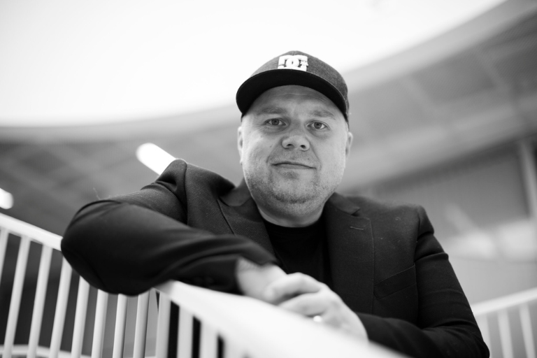 "Yhteiskunnallinen yrittäjyys lähtee sen ymmärtämisestä, että järjestelmää täytyy muuttaa. Meille kasvu tarkoittaa sitä, että mallimme leviää eri toimijoille ja yhteiskunnallinen hyvä kasvaa", sanoo <a href="/Kukunoriry/">Kukunori</a>´n <a href="/MarkusRaivio/">Markus Raivio</a>.   

Lue lisää jutustamme 👇

yyo.fi/yritystarinat/…