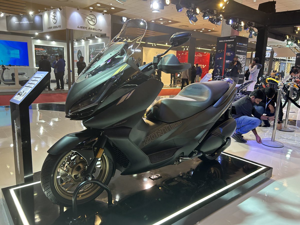carandbike's tweet photo. The @IndiaZontes #350D and #350E maxi-scooters showcased at @AEMotorShow 350 cc engine, 36.2 hp @ 7500 rpm and 38 Nm @ 6,000 rpm. Will be launched in India in a couple of months. What should be a good price? #cnbatautoexpo #autoexpo2023 https://t.co/uMPbMvELn9