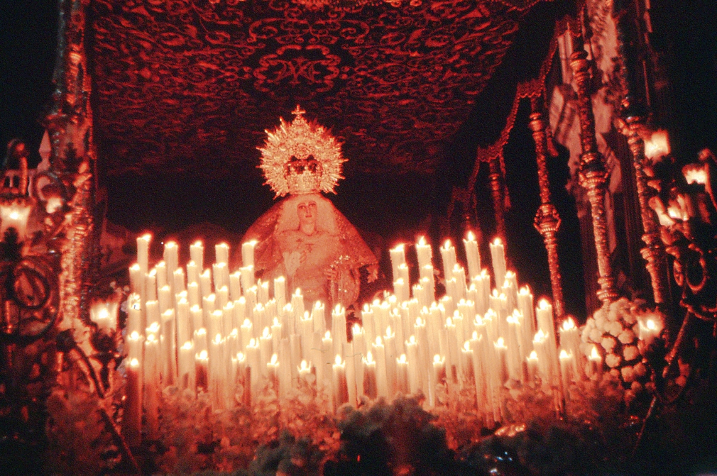 Otra diapositiva de aquellos años ochenta del trono de Mª. Stma. de la Paz. #CofradiasMLG