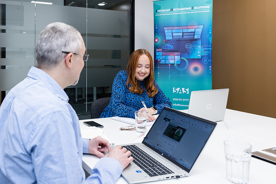 If you're looking to drive more traffic to your website using social media posts - consider a professional photography session to enable you to have a bank of beautiful images of your team to bring your posts to life.
Here's how in my latest blog: bit.ly/3X4A6wl