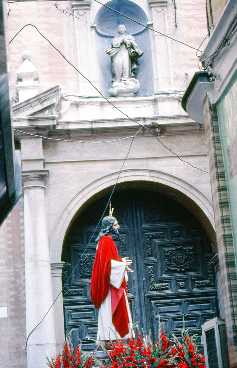Por la calle Nueva a la altura de la Iglesia de la Concepción, años ochenta. #CofradiasMLG