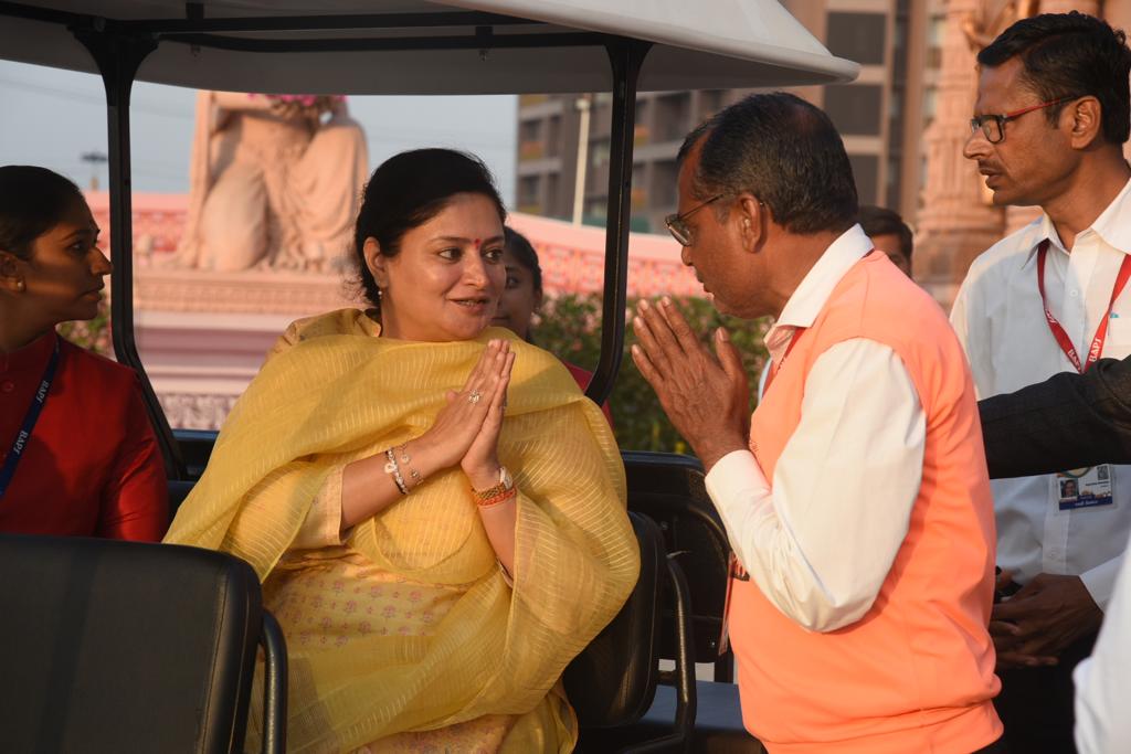 PoonambenMaadam's tweet photo. 🙏🏻જય સ્વામિનારાયણ 🙏🏻
અમદાવાદ, 'શ્રી પ્રમુખ સ્વામી શતાબ્દી મહોત્સવ'માં શ્રી પ્રમુખસ્વામી નગર ખાતે મહિલા દિવસ ઉજવણીમાં સહભાગી બની, આ ભવ્ય અને દિવ્ય આયોજન યુવાઓ-મહિલાઓ સહિત સૌને સંસ્કૃતિ સાથે સમન્વય સાધી આપનાર ગણાવી, પરમ પૂજ્ય શ્રી પ્રમુખ સ્વામ��� મહારાજની અતૂટ ભક્તિ, 1/2 https://t.co/zc1oU0kmoV