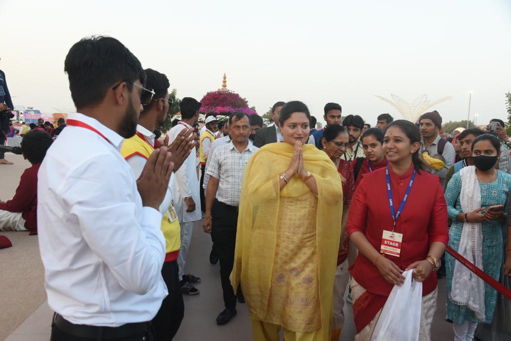 PoonambenMaadam's tweet photo. નિઃસ્વાર્થ સેવા અને પરમ ધૈર્ય પ્રત્યેની પ્રતિબદ્ધતા પ્રેરણાના સ્ત્રોતને ઉજાગર કરન��ર ગણાવી, આ કલા-પરંપરાઓ-સંસ્કારોને ઉજાગર કરનાર, હરિભક્તોની સમર્પિતતાના વિશિષ્ટ સર્જનથી તાત્વીક ઉર્જાની અનુભૂત�� કરી. 

#PSM100 @BAPS @psm100yrs #PramukhSwami100 2/2 https://t.co/zT2EbBDYKh