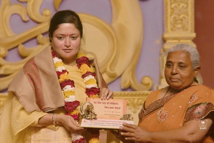 PoonambenMaadam's tweet photo. નિઃસ્વાર્થ સેવા અને પરમ ધૈર્ય પ્રત્યેની પ્રતિબદ્ધતા પ્રેરણાના સ્ત્રોતને ઉજાગર કરન��ર ગણાવી, આ કલા-પરંપરાઓ-સંસ્કારોને ઉજાગર કરનાર, હરિભક્તોની સમર્પિતતાના વિશિષ્ટ સર્જનથી તાત્વીક ઉર્જાની અનુભૂત�� કરી. 

#PSM100 @BAPS @psm100yrs #PramukhSwami100 2/2 https://t.co/zT2EbBDYKh