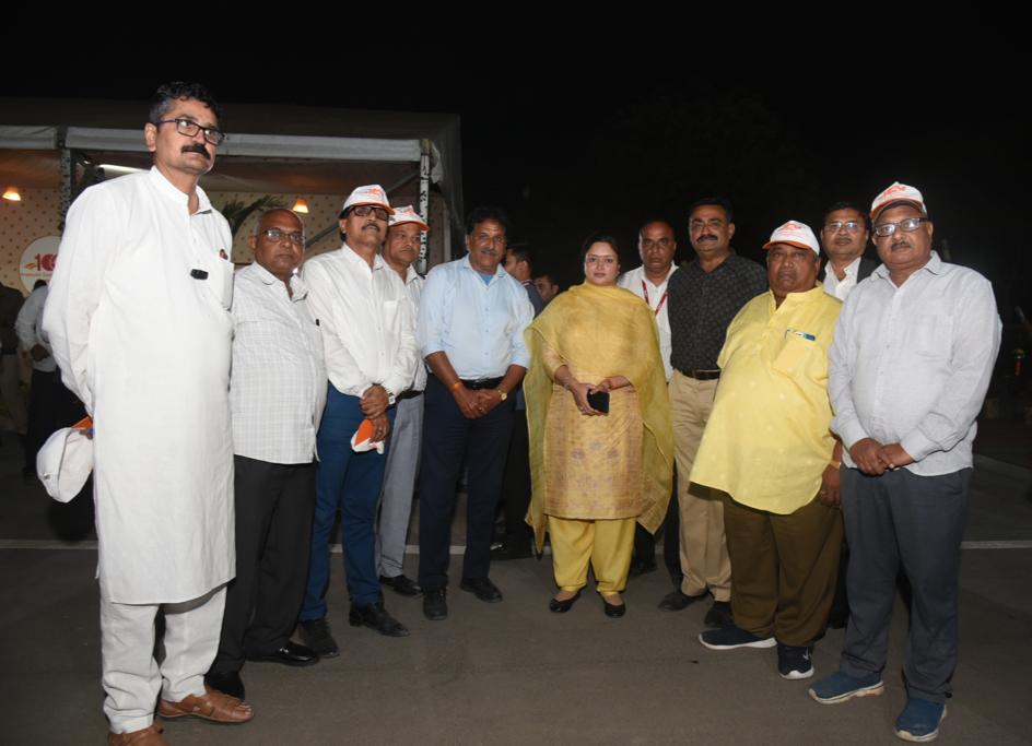 PoonambenMaadam's tweet photo. નિઃસ્વાર્થ સેવા અને પરમ ધૈર્ય પ્રત્યેની પ્રતિબદ્ધતા પ્રેરણાના સ્ત્રોતને ઉજાગર કરન��ર ગણાવી, આ કલા-પરંપરાઓ-સંસ્કારોને ઉજાગર કરનાર, હરિભક્તોની સમર્પિતતાના વિશિષ્ટ સર્જનથી તાત્વીક ઉર્જાની અનુભૂત�� કરી. 

#PSM100 @BAPS @psm100yrs #PramukhSwami100 2/2 https://t.co/zT2EbBDYKh