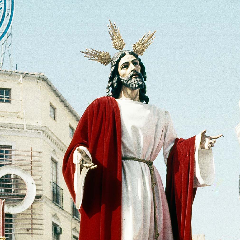 El Señor de la Cena en la Plaza de la Constitución. #CofradiasMlG