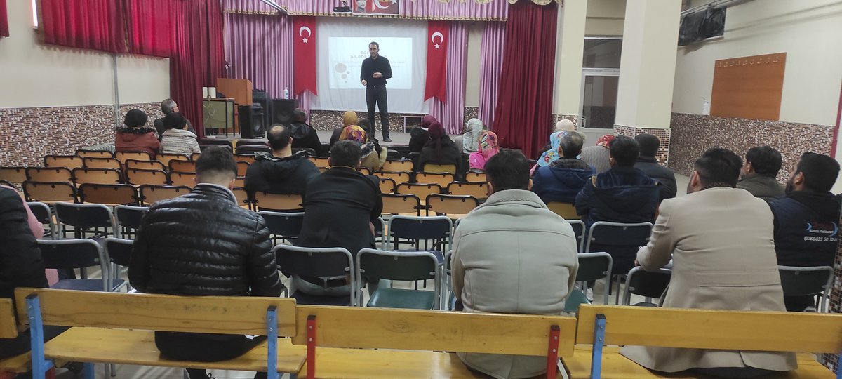 MevlanaKulu's tweet photo. "Aile Okulu Projesi" kapsamında, 60. Yıl Ortaokulu Rehber Öğretmeni Fatih Devecioğlu tarafından okulumuz velilerine seminer verildi. https://t.co/yZcxL7T4Q7