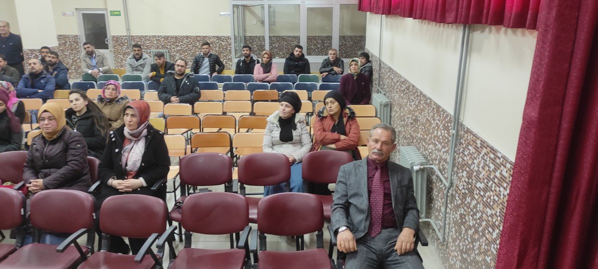 MevlanaKulu's tweet photo. "Aile Okulu Projesi" kapsamında, 60. Yıl Ortaokulu Rehber Öğretmeni Fatih Devecioğlu tarafından okulumuz velilerine seminer verildi. https://t.co/yZcxL7T4Q7