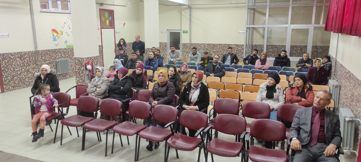 MevlanaKulu's tweet photo. "Aile Okulu Projesi" kapsamında, 60. Yıl Ortaokulu Rehber Öğretmeni Fatih Devecioğlu tarafından okulumuz velilerine seminer verildi. https://t.co/yZcxL7T4Q7