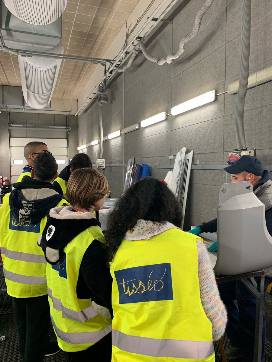 Mardi 10/01 les élèves ULIS 4ème et 3ème du collège Labitrie de Tournefeuille ont visité le dépot de TISSEO.