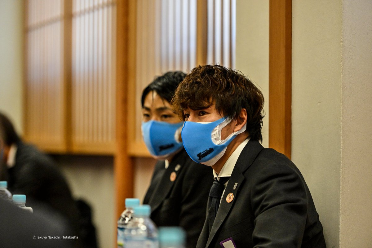 ikinikuishiro's tweet photo. ご祈祷後の川崎大師内での選手たちのリラックス場面。
「法要のために親戚とお寺に集まったら、みんなフロンターレの選手だったよ」の写真に使ってください。
1:#脇坂泰斗 選手!
2:#橘田健人 選手!
3: #瀬古樹 選手!
4:#瀬川祐輔 選手と #大南拓磨 選手!
#川崎フロンターレ #fontale https://t.co/ypWq9cW8Ms