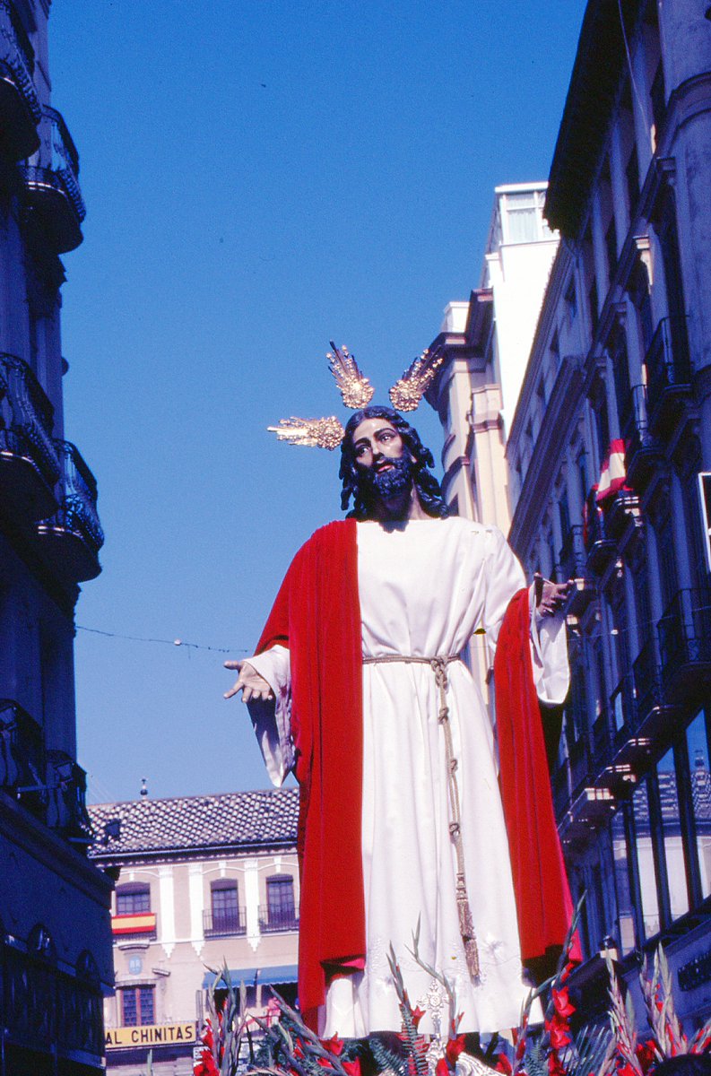 Otra diapositiva de la procesión del traslado de vuelta del Señor de la Cena desde el altar en la Plaza de la Constitución. #CofradiasMLG