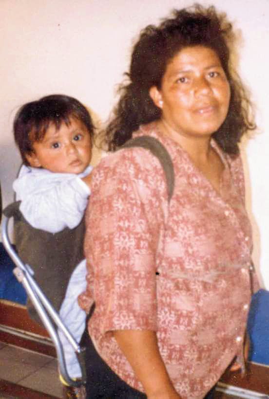 estebanscu's tweet photo. Hoy, 10 de enero, de conmemora el Día de la Mujer Migrante en Argentina.

Marcelina Meneses, 31 años y oriunda de Bolivia, iba con su hijo Joshua de 10 meses en el Roca hacia el Hospital Finochietto. Se subió cargando a su hijo y con varias bolsas pero nadie le cedió el asiento https://t.co/uijrHDe7XH