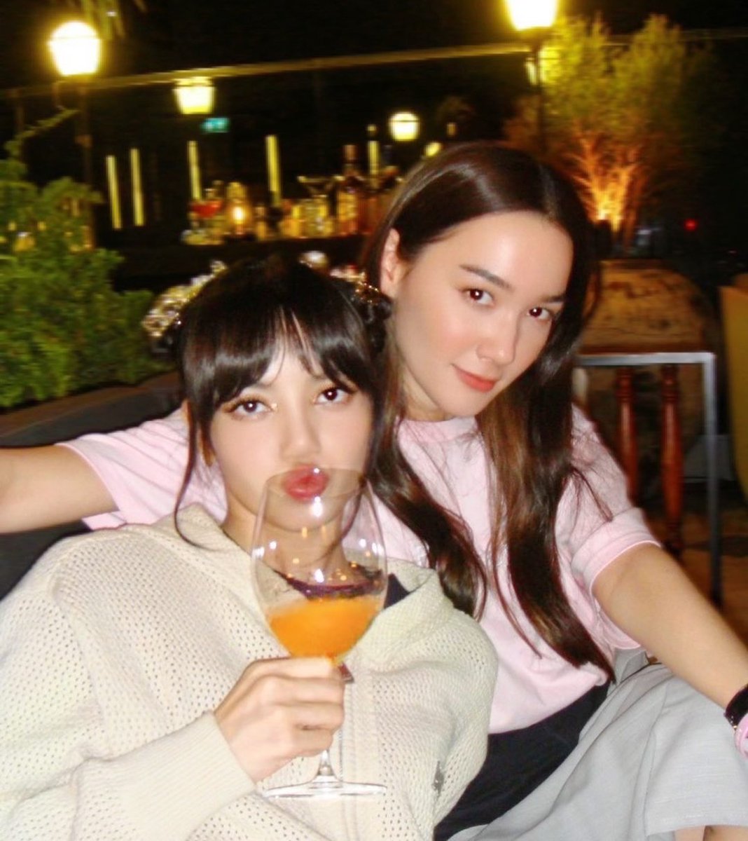 RV99225709's tweet photo. Diana and Lisa https://t.co/m5V6V9yHks
