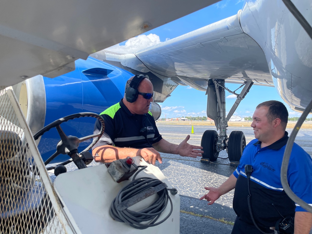 Teamwork! #republicjetcenter #kfrg #NYFBO #hangar #hangarspace #farmingdale #ramplife