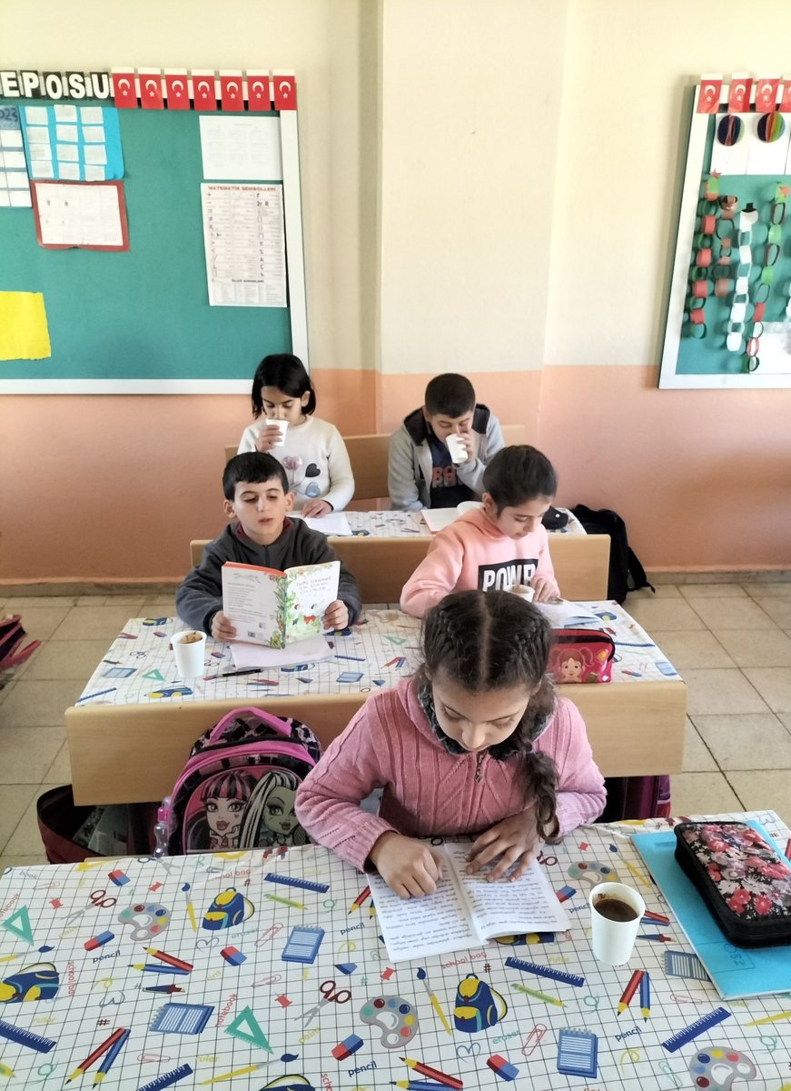 Bugün öğrencilerimizle sıcak çikolata ve klasik müzik eşliğinde kitap okuduk. Hem içimiz hem de ruhumuz sıcacık oldu. 🥰 
<a href="/mardinilmem/">Mardin İl Millî Eğitim Müdürlüğü</a> <a href="/OmerliMem/">Ömerli İlçe Milli Eğitim Müdürlüğü</a>