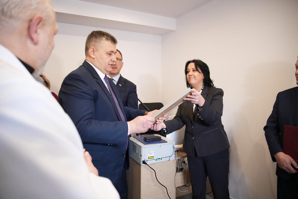 MRPiPS_GOV__PL's tweet photo. 💬 Wiceminister #AnitaCzerwińska wzięła udział w uroczystym otwarciu Gabinetu Rehabilitacji w #Leoncin, utworzonym ze środków przyznanych w ramach konkursu „Rosnąca Odporność”. Kwota 500 tys. zł pozwoliła na utworzenie 8 gabinetów wyposażonych w specjalistyczny sprzęt. https://t.co/y2wp7IGVo0