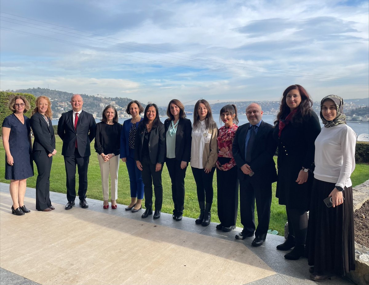USConsIstanbul's tweet photo. BK Julie Eadeh &amp; @StatePRM ortakları @ILOAnkara, @IOMTurkiye , @UNHCRTurkiye ve @UnitedWork, @Tentorg üyesi 🇺🇸şirketleriyle birlikte özel sektörün Türk vatandaşlarına ve ihtiyacı olan mültecilere istihdam yaratma çalışmalarında nasıl daha çok yer alabileceğini ele aldılar. https://t.co/bUUshAKZFP