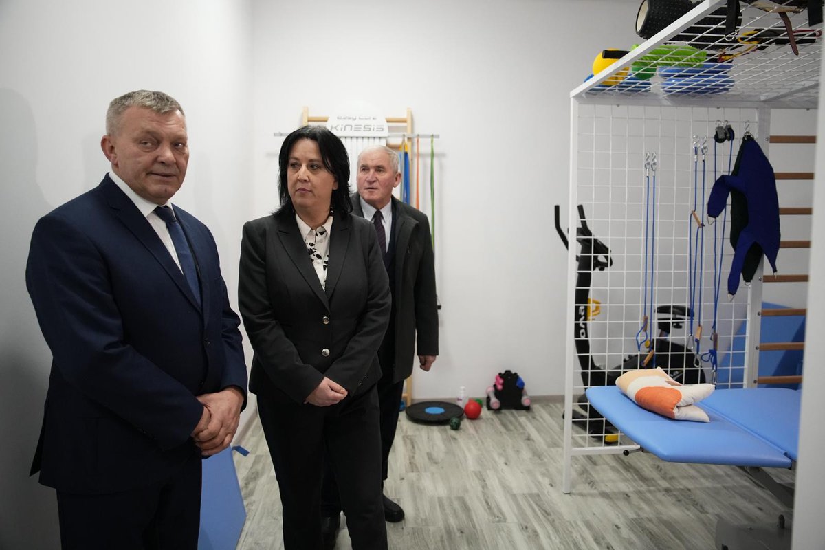 MRPiPS_GOV__PL's tweet photo. 💬 Wiceminister #AnitaCzerwińska wzięła udział w uroczystym otwarciu Gabinetu Rehabilitacji w #Leoncin, utworzonym ze środków przyznanych w ramach konkursu „Rosnąca Odporność”. Kwota 500 tys. zł pozwoliła na utworzenie 8 gabinetów wyposażonych w specjalistyczny sprzęt. https://t.co/y2wp7IGVo0