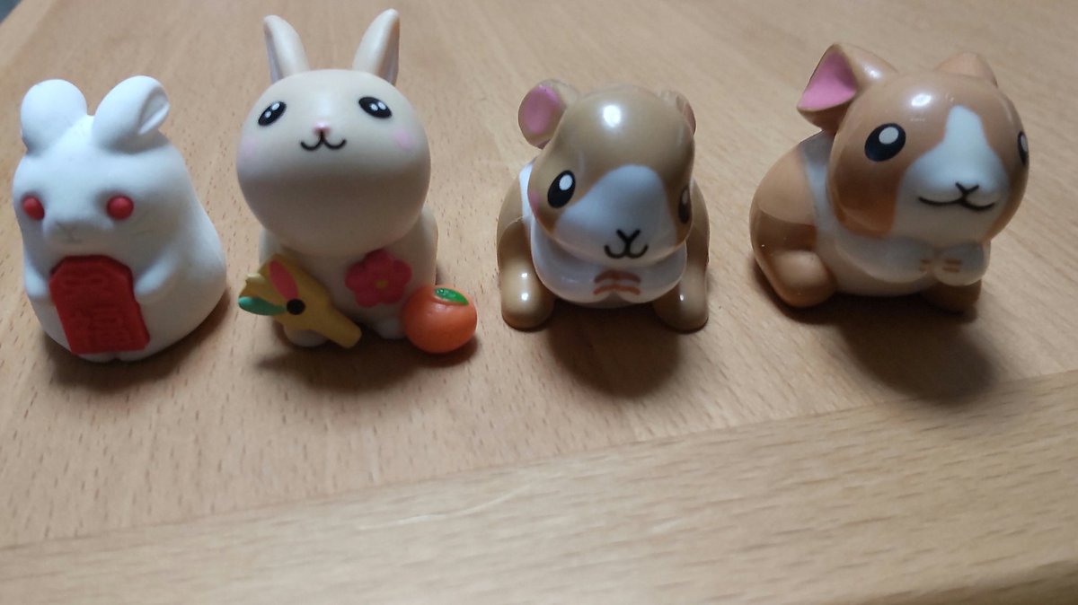 Chairousagi4's tweet photo. 鏡開きなので鏡もちのウサギさん達コレクション🐇🍀
１番右の子は前回12年前のものです🐰✨ https://t.co/9e8gvzdxPa