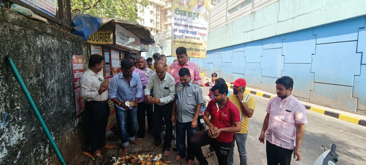 Deepakthakur_1's tweet photo. Started work of #Footpath outside #BabaSingh Compound along with local residents & karyakartas #Goregaon https://t.co/5nXsVMP47M