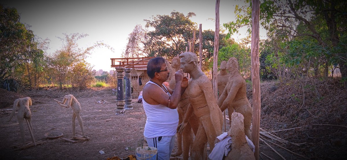 pradeep18121985's tweet photo. कलेचे वरदान लाभलेल्या हातातील मातीच्या गोळ्यांना मिळालेला आकार.. मातीला आकार देताना सुबकपणाची आलेली प्रचिती.. हुबेहूब चेहरा, कान, नाक, डोळे आणि केशरचना अशा गोष्टी साकारत असताना त्याचे प्रत्यक्ष साक्षीदार होण्याचे लाभलेले भाग्य..
#kaneri #siddhagiri #kolhapur #sumangalam https://t.co/QhFZuFnRYo