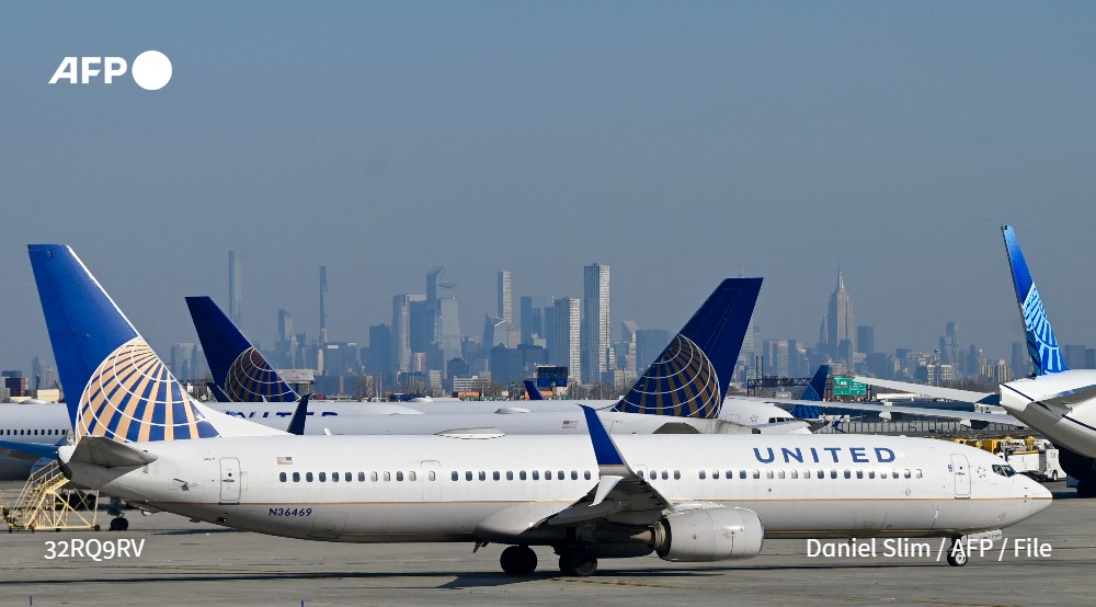 AFP's tweet photo. The United States Federal Aviation Authority has ordered domestic departures paused until 9:00 am EST (1400 GMT) on Wednesday after a system outage halted flight operations across the country. https://t.co/rKtgdIXMdp
