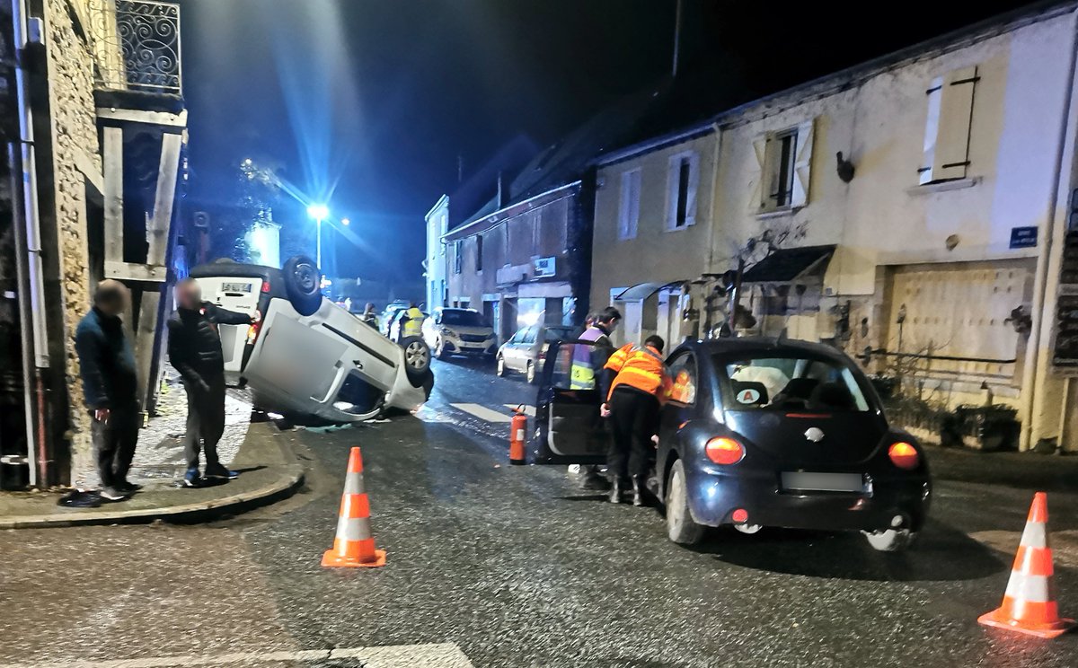 PompiersDuLot's tweet photo. Intervention des @PompiersDuLot le 10-1 à #Vayrac pour un #AccidentDeCirculation impliquant 2 véhicules légers. 2 #Victimes en UR prises en charge.
@Prefet46 
https://t.co/lHF8aU968Z https://t.co/7w1fORfyGe