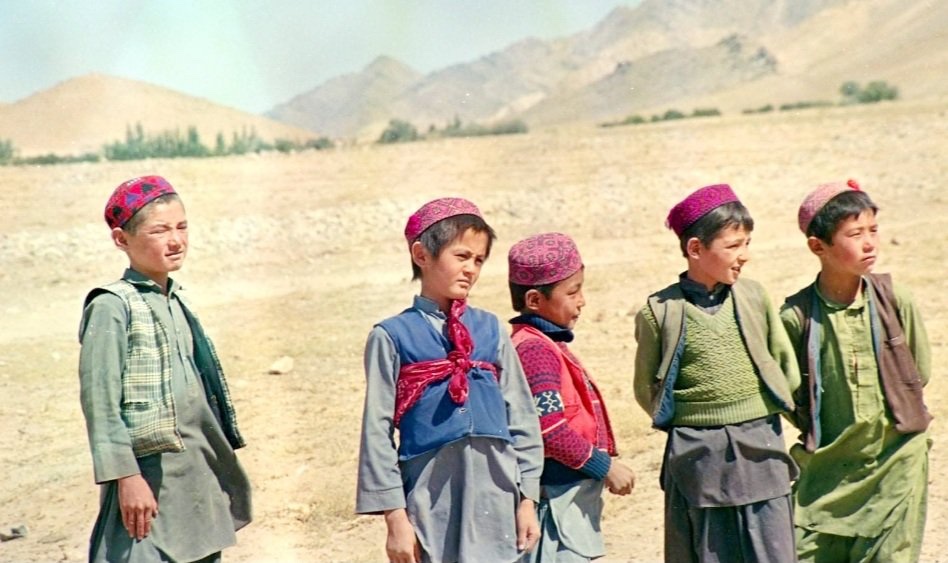 یادآوری  از ۳۵ سال قبل.
نگاره زیبا و به یادماندنی از فرزندان هزاره که اینکه هرکدام بالای ۴ سال شدند.
#StopHazaraGenocide