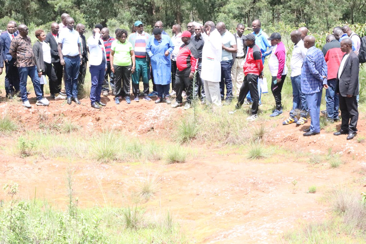 CVR_Burundi's tweet photo. @burundi_senat a souhaité obtenir des informations suffisantes sur ces sites. La visite a commencé par celui de Mashitsi en commune #Giheta, près de l'entrée de l'#IRAZ. https://t.co/beA1ncq4ef