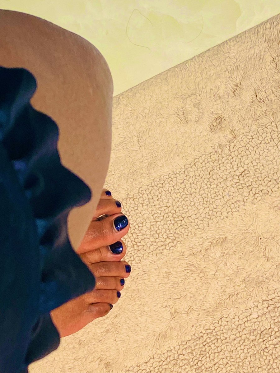 tuyenitoocool's tweet photo. Fun with feet 🥱 💼.  Dear Namibian men would yal pay for feet pics though ?🤔 asking for ME 🤭 https://t.co/5hQuWklHgi