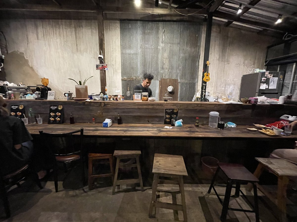 PerngJaii's tweet photo. #PraiseCafe ของเรายามค่ำจะกลายเป็น #ShosanRamen มีแค่ 4 อย่างให้เลือก 🤩 สั่ง Tonkotsu Rsmen มาชิม Portion เหมาะกับคนไทย ไม่ใหญ่เกินไป เส้นนุ่มเหนียว น้ำซุปเคี่ยวเองก็เข้มข้น ราคา 119 บาท 😋😋ไว้กลับมาชิมชามอื่นอีก 🤩 @reviewchiangmai @aroii https://t.co/taOniamLLS