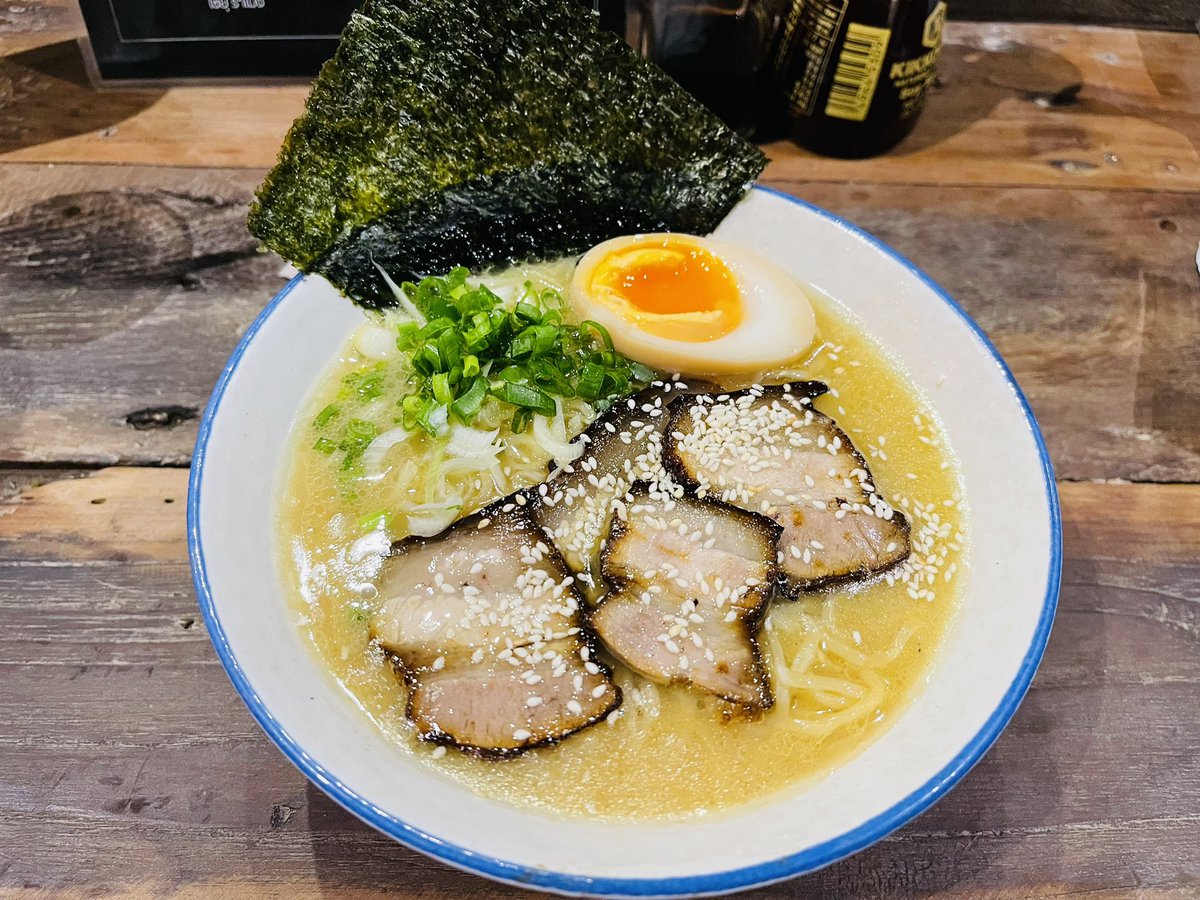 PerngJaii's tweet photo. #PraiseCafe ของเรายามค่ำจะกลายเป็น #ShosanRamen มีแค่ 4 อย่างให้เลือก 🤩 สั่ง Tonkotsu Rsmen มาชิม Portion เหมาะกับคนไทย ไม่ใหญ่เกินไป เส้นนุ่มเหนียว น้ำซุปเคี่ยวเองก็เข้มข้น ราคา 119 บาท 😋😋ไว้กลับมาชิมชามอื่นอีก 🤩 @reviewchiangmai @aroii https://t.co/taOniamLLS