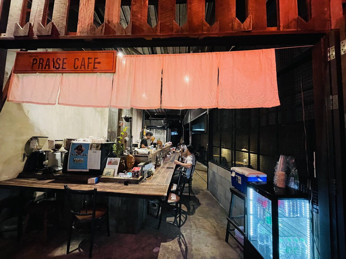 PerngJaii's tweet photo. #PraiseCafe ของเรายามค่ำจะกลายเป็น #ShosanRamen มีแค่ 4 อย่างให้เลือก 🤩 สั่ง Tonkotsu Rsmen มาชิม Portion เหมาะกับคนไทย ไม่ใหญ่เกินไป เส้นนุ่มเหนียว น้ำซุปเคี่ยวเองก็เข้มข้น ราคา 119 บาท 😋😋ไว้กลับมาชิมชามอื่นอีก 🤩 @reviewchiangmai @aroii https://t.co/taOniamLLS