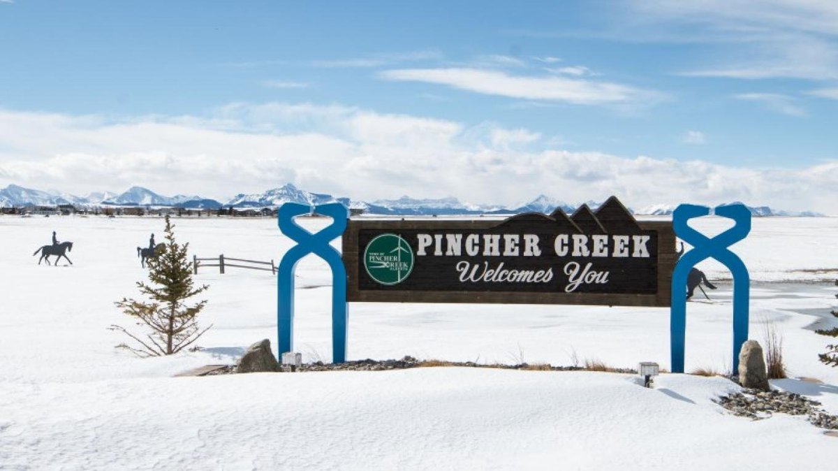 Tansi - Cree
Aba wathtech - Stoney 
Aaniin - Saulteaux
Oki - Blackfoot
Ɂedlanet'e - Dene
Good morning! Happy Wednesday. Here's a beautiful shot of #PincherCreek. Have a great day!!