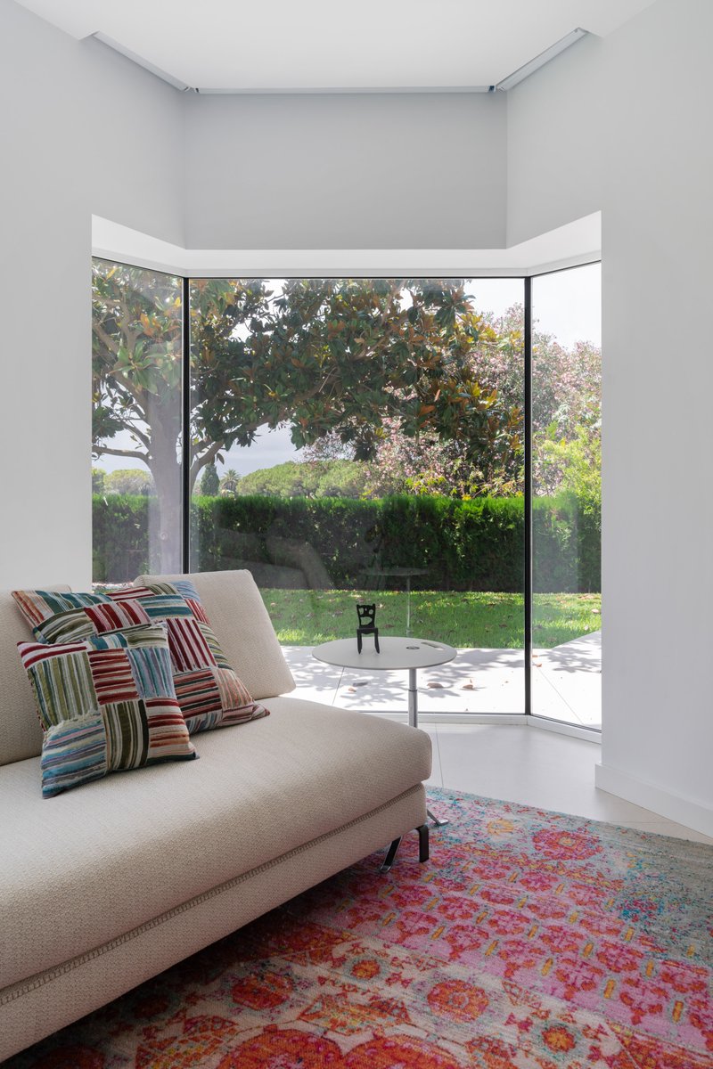 Para crear un #hogar atemporal y que transmita calma y elegancia, los tonos neutros son una apuesta segura. Si queremos aportar una pincelada de color a la estancia, podemos utilizar complementos, ya que son piezas fáciles de sustituir en caso de desear un cambio. #interiorismo