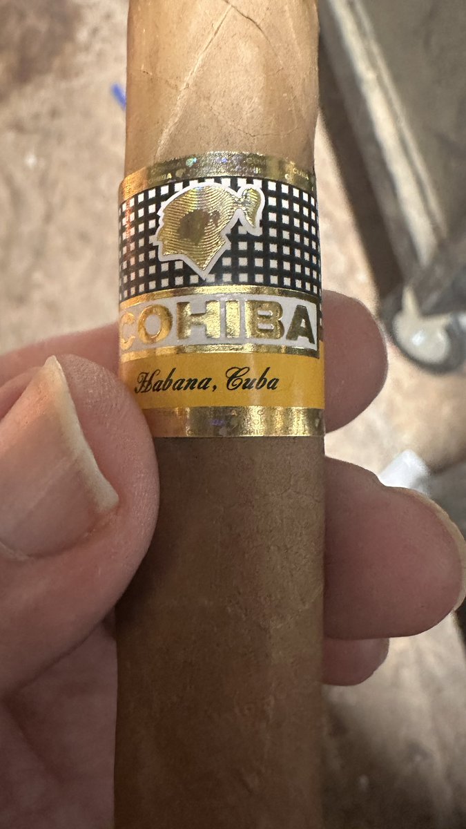 fatashes's tweet photo. #cohiba time. 2nd of the day. #cigar #cigars #cigarfan #cigarfans #cigarfanatic #cigarsnob #MUNCHA #BlockBusterVarisu #CigarDaddy #cigarlife https://t.co/W05cjgWU9x