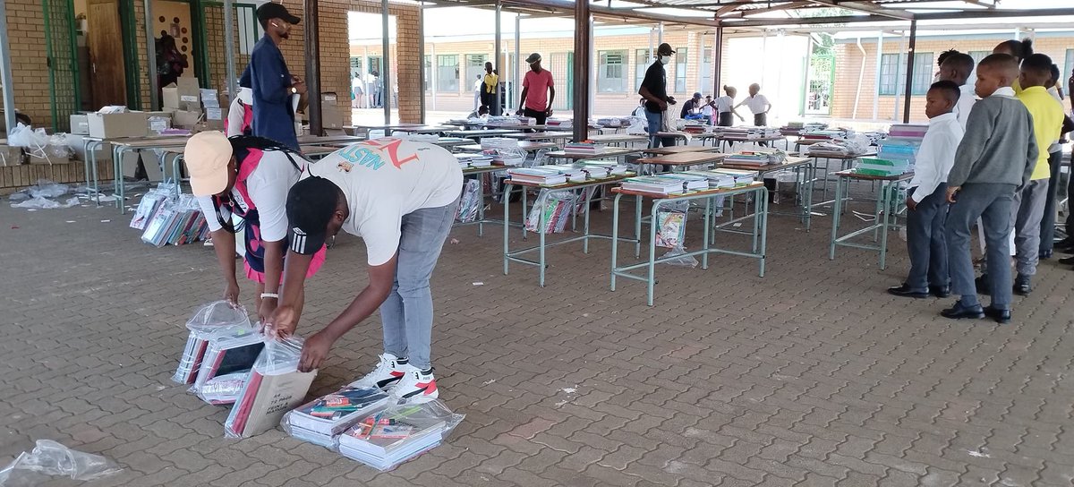 _cosatu's tweet photo. #COSATU affiliated trade unions are on the ground in various communities encouraging learners to go to school during the #RighttoLearnCampaign. 
@eNCA #Back2SchoolCampaign @DBE_SA @UNESCO @_cosatu https://t.co/VyPqCXMUbT
