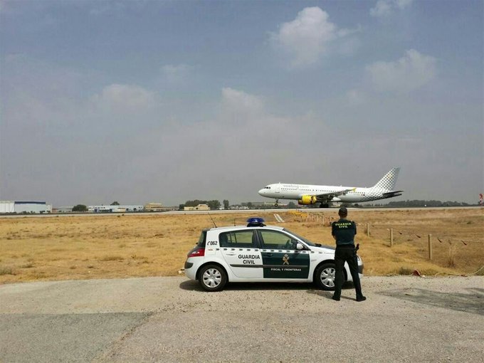 ¿#SabesQue el acceso no autorizado a la zona de operaciones y a las zonas restringidas de los aeropuertos puede constituir desde una infracción muy grave a la Ley de Seguridad Aérea hasta un delito de desórdenes públicos del Código Penal?
#SeguridadAeroportuaria #FiscalyFronteras