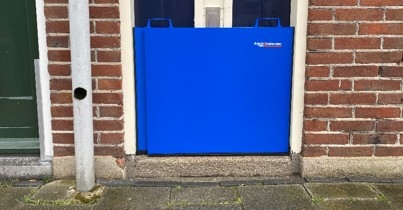AquaDefender_NL's tweet photo. Hoog water in de straat? Bescherm uw woning tegen wateroverlast door zware regenval! Met een AquaDefender in de voordeur houdt u het water buitenshuis.