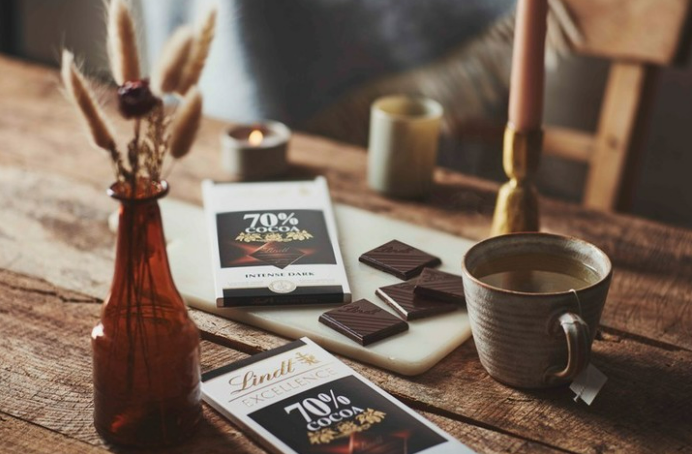 Ok.. diet starts tomorrow 😳🍫
The Lindt Excellence bar contains 70% cocoa, creating a full-bodied dark chocolate, masterfully balanced to be strong but not too intense. #chocolate #yum #irresitable #london