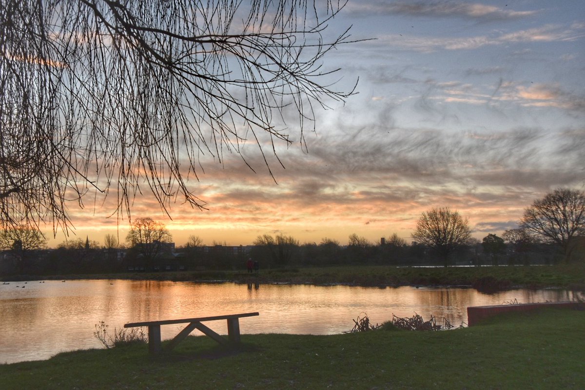 A dry Wednesday morning sunrise. #loveukweather #capturingthemoment #wednesdaythought #homepark @theroyalparks @jessops @metoffice @itvlondon @SallyWeather #hamptoncourtpalacegolf